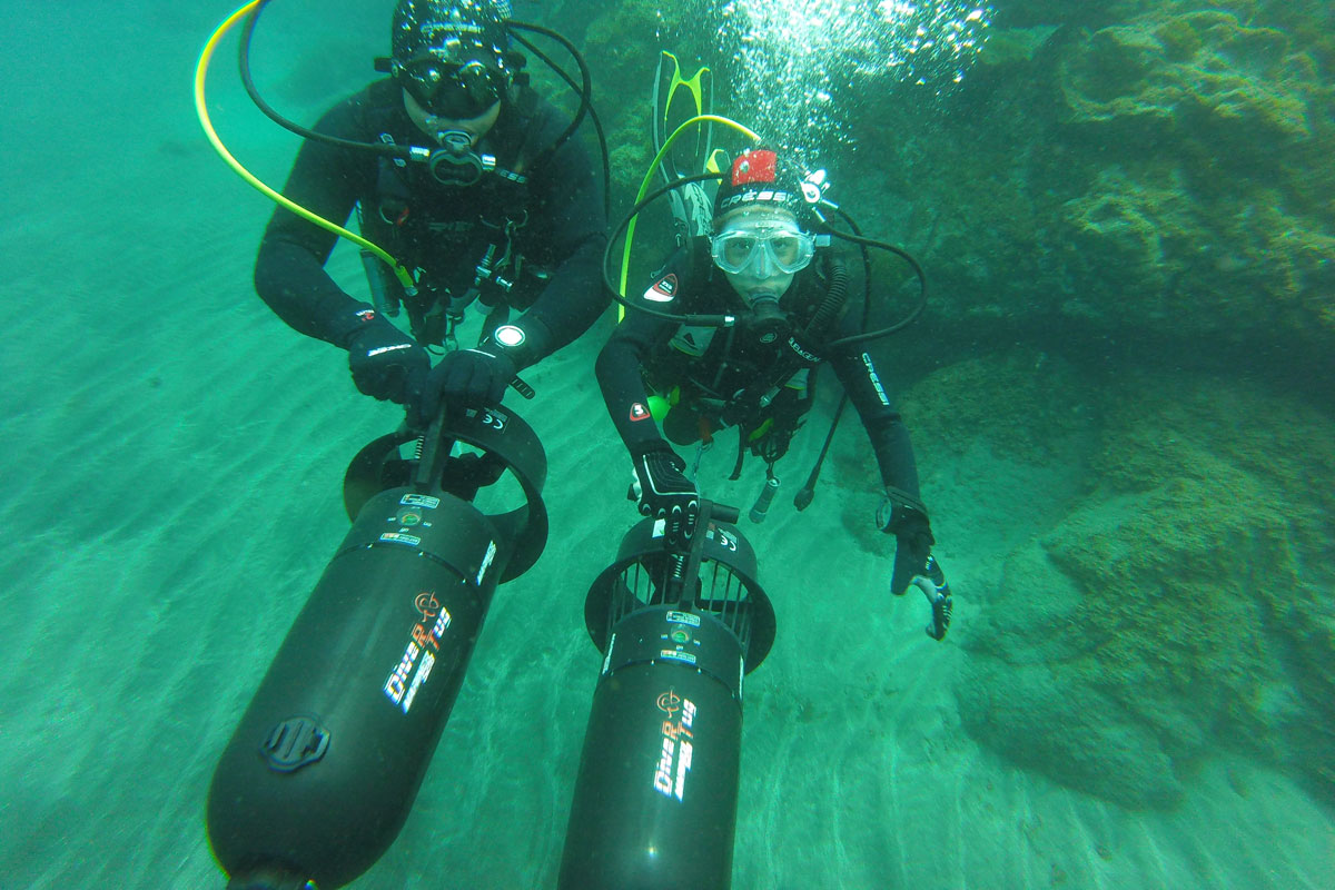 Subacquei con attrezzature per immersioni propulsive nelle acque di Tenerife.