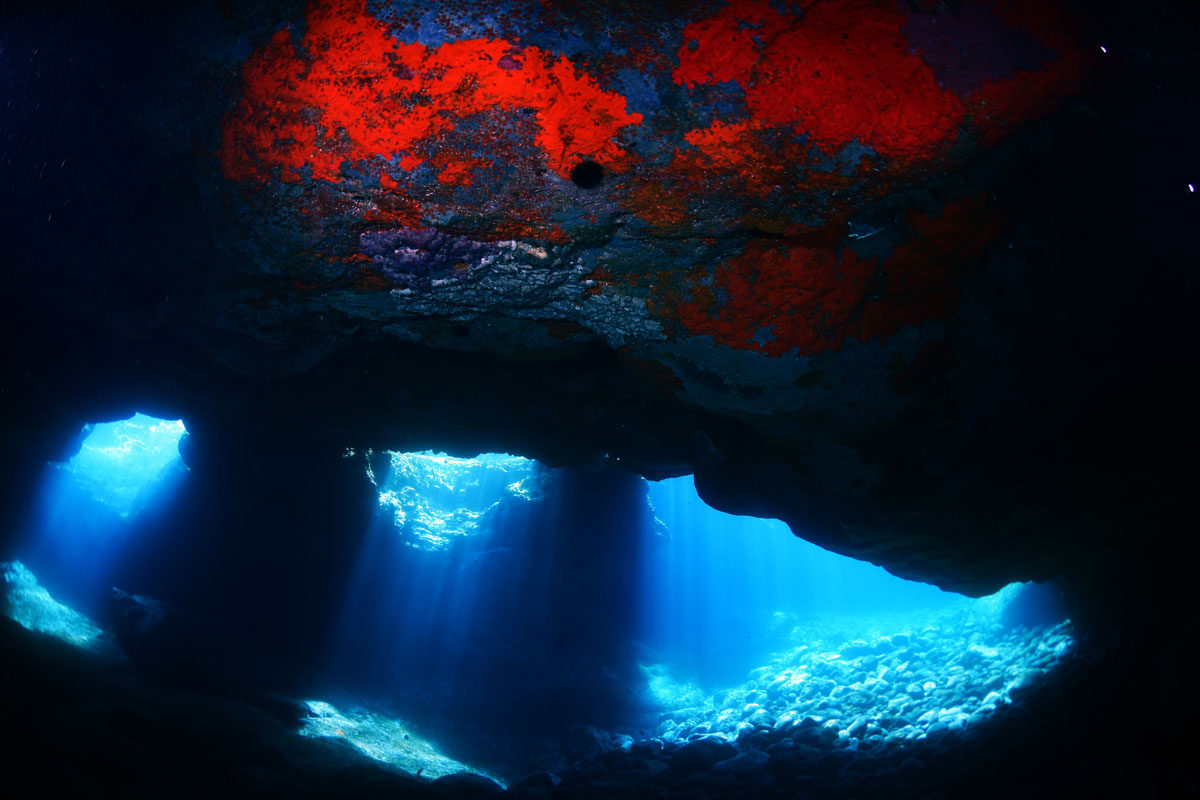 Grotta sottomarina illuminata dalla luce solare a Tenerife.