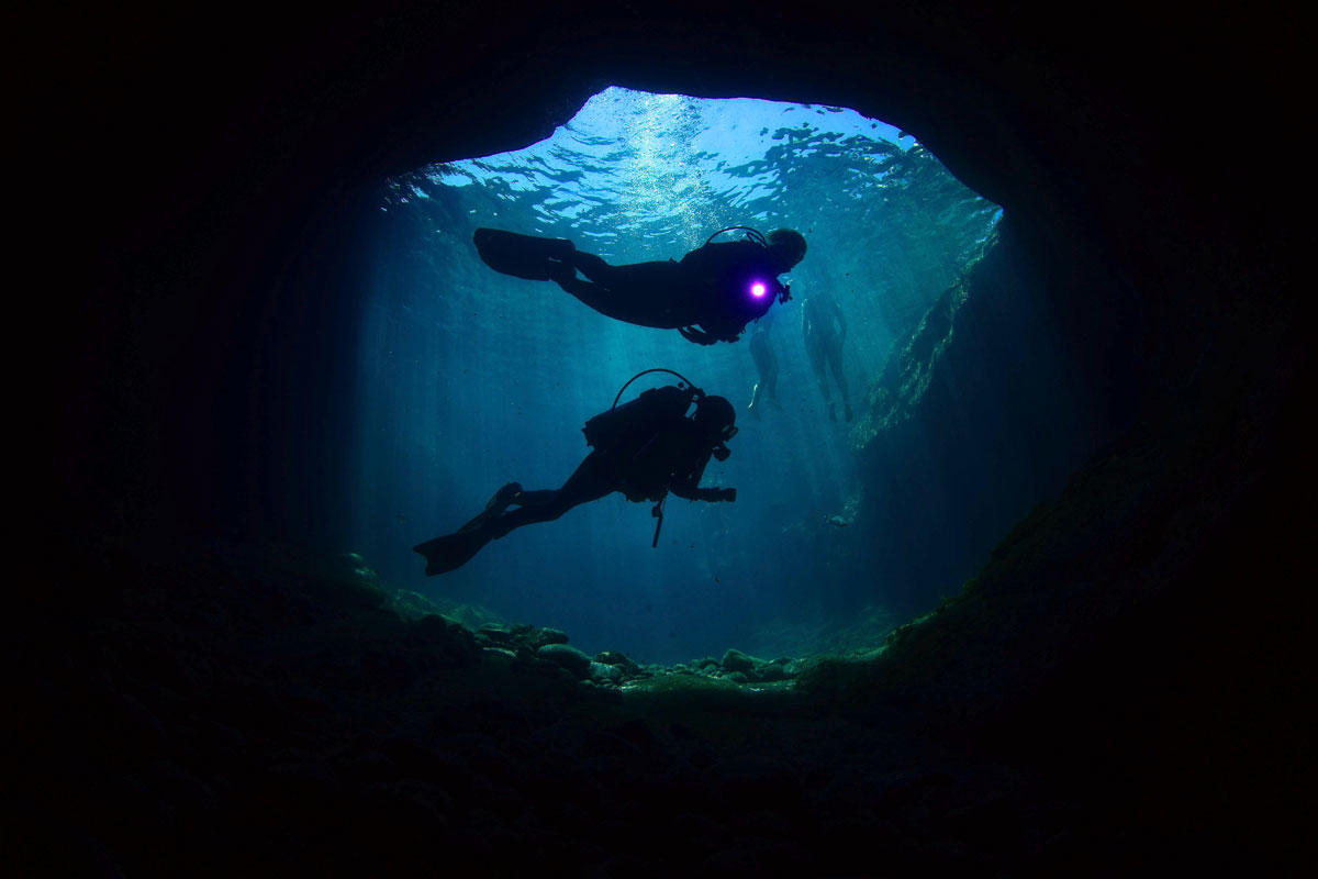 Subacquei che esplorano una grotta sottomarina a Tenerife.
