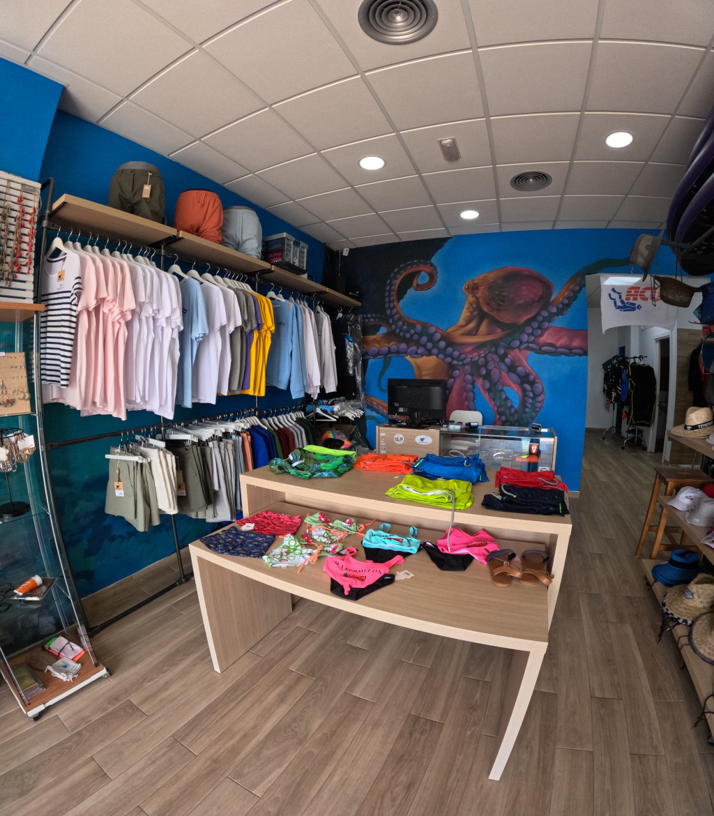 Negozio di abbigliamento con magliette e pantaloni esposti a Tenerife.
