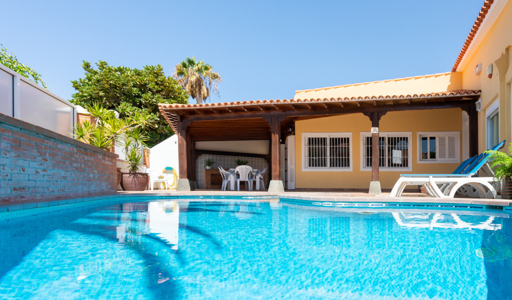 Piscina all'aperto in una casa con terrazza a Tenerife.