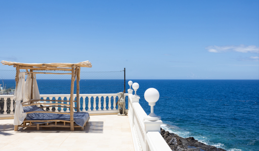 Sdraio in legno rivolto al mare a Tenerife con cieli sereni.