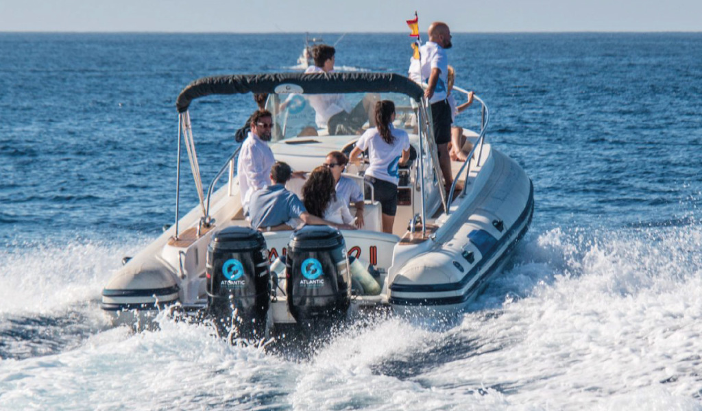 Persone che navigano in mare vicino a Tenerife.