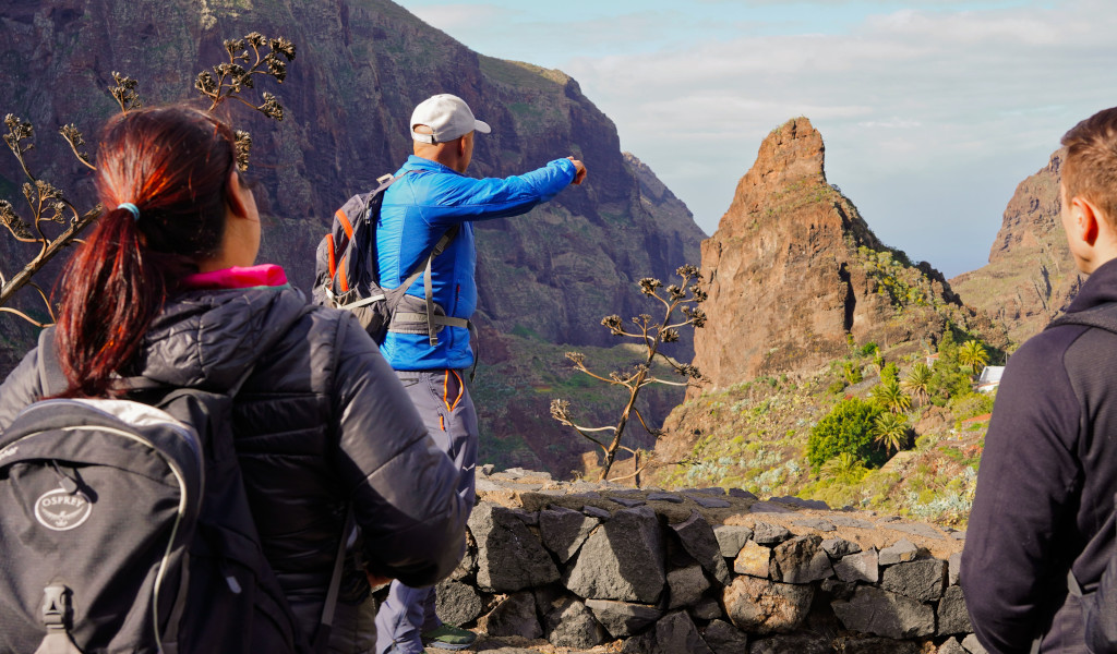 Gli escursionisti osservano il paesaggio montuoso di Masca, Tenerife.