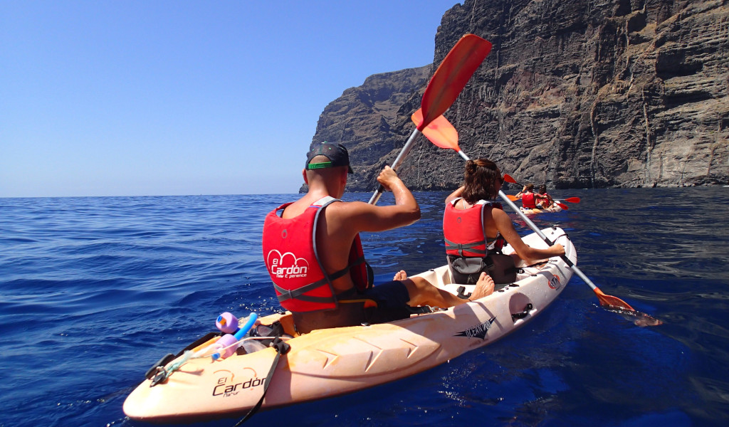 Persone che pagaiano in kayak vicino alle scogliere di Los Gigantes, Tenerife.