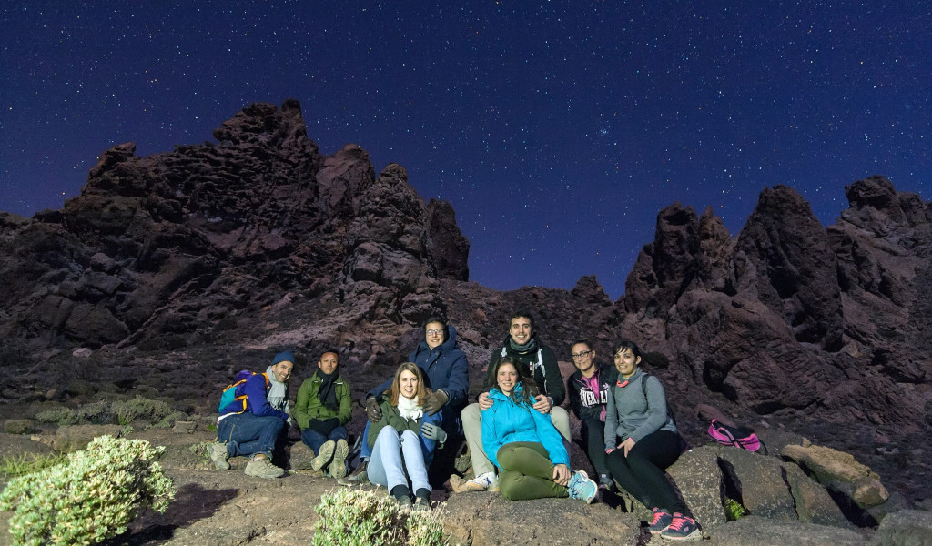 Gruppo di persone sotto le stelle nel Parco Nazionale del Teide, Tenerife.
