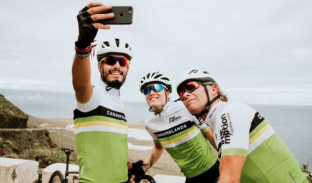 Ciclisti che si fanno un selfie su una strada di montagna a Tenerife.