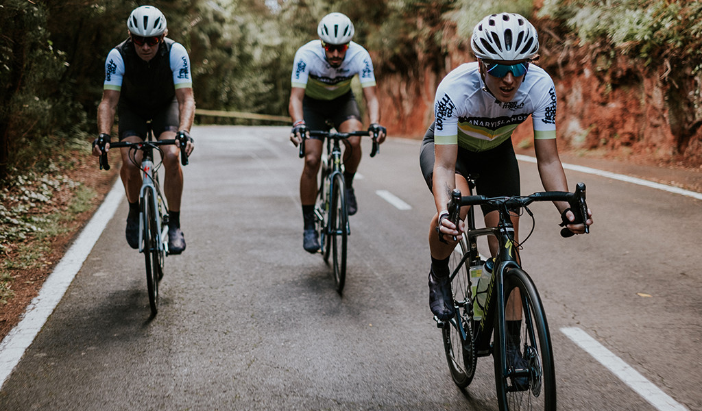 Ciclisti sulla strada circondati dal verde a Tenerife.