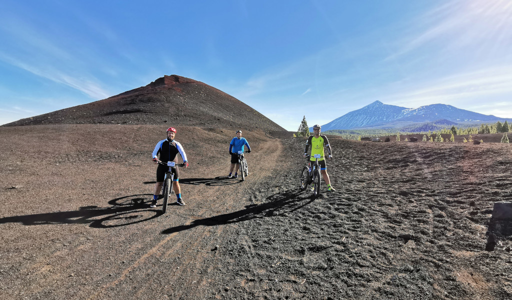 Ciclisti in un paesaggio vulcanico vicino al Monte Teide, Tenerife.