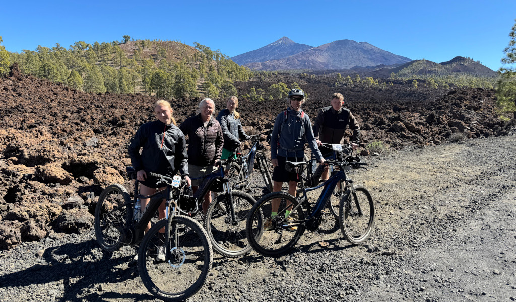 Ciclisti su un sentiero vulcanico con il Monte Teide sullo sfondo a Tenerife.