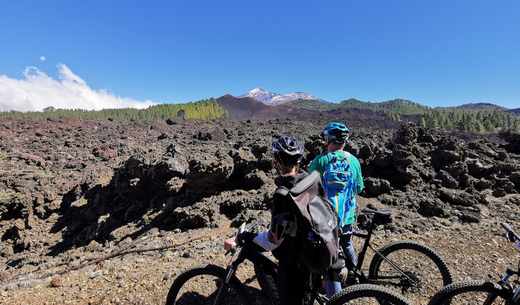 Due ciclisti osservano il paesaggio vulcanico vicino al Monte Teide a Tenerife.