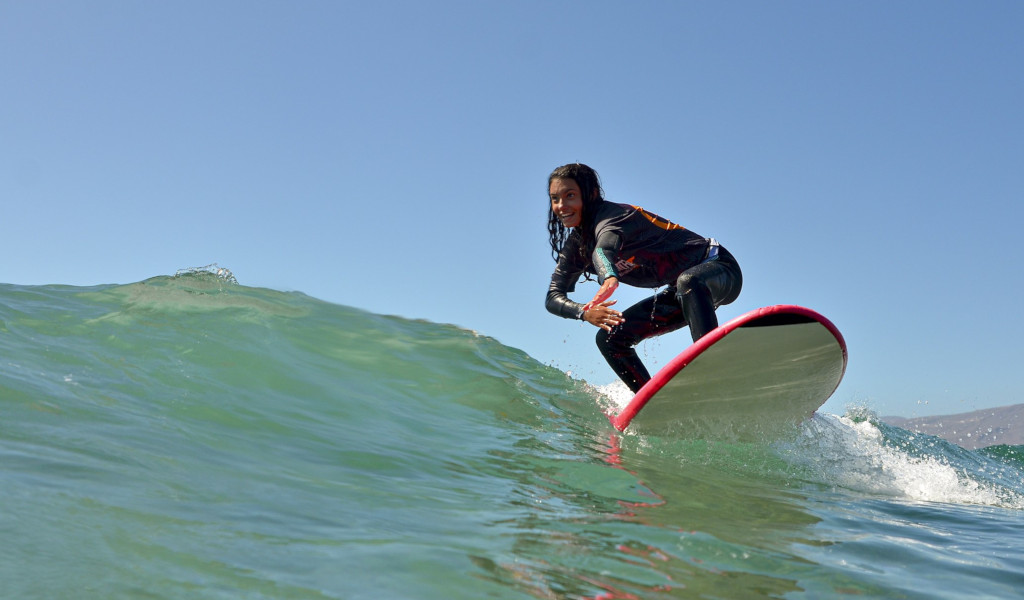 Surfista che cavalca un'onda nelle acque di Tenerife.