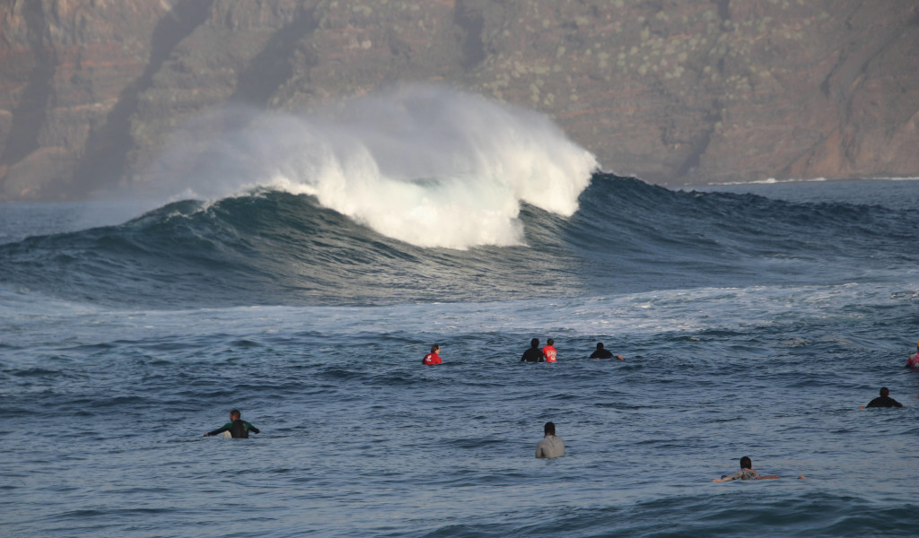 Surfisti in attesa di un'onda grande a Garachico, Tenerife.