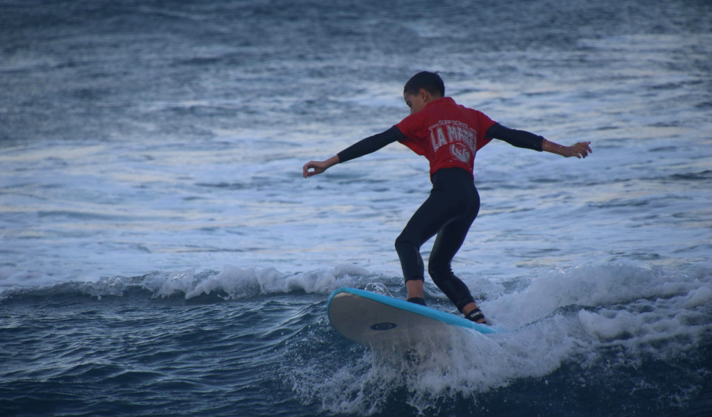 Surfista in azione su un'onda a La Marea, Tenerife.