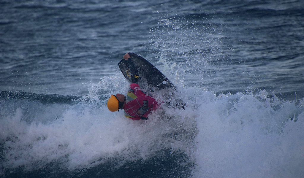 Surfista che fa acrobazie in acqua a Tenerife.