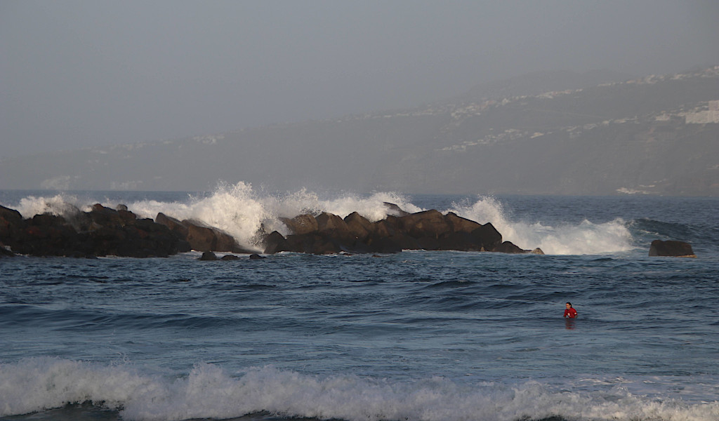 Onde che si infrangono contro le rocce nel mare a Puerto de la Cruz, Tenerife.