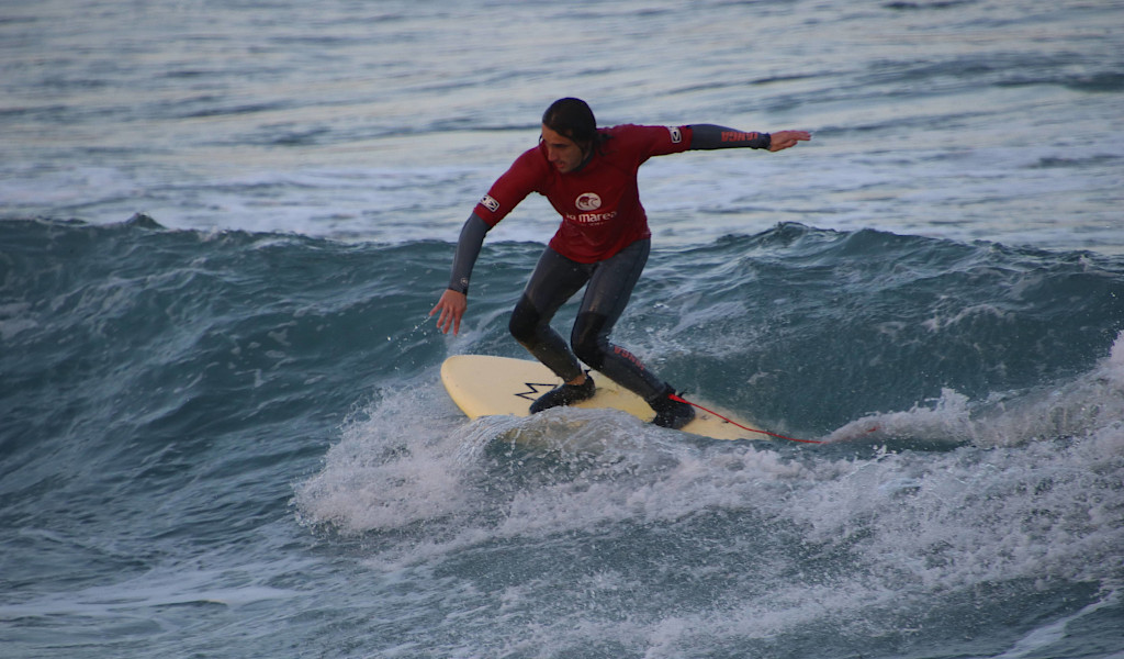 Surfista su un'onda al largo della costa di Tenerife.
