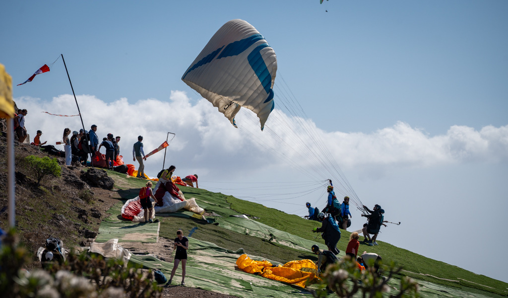 Persone che si preparano a fare parapendio a Tenerife.