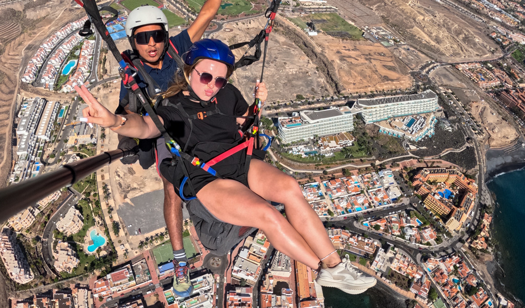 Parapendio sopra Costa Adeje a Tenerife.