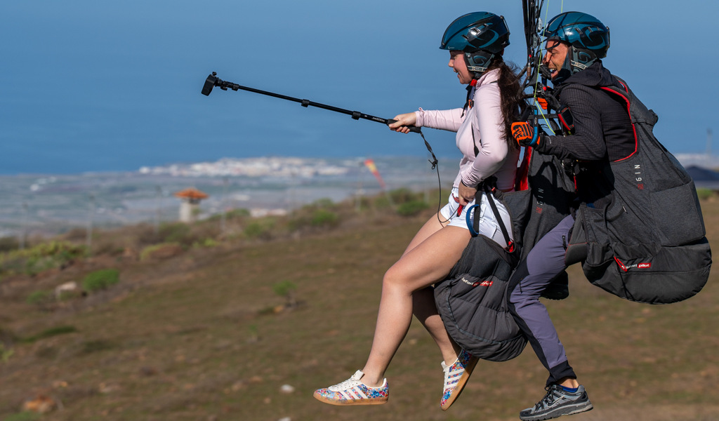 Due persone che fanno parapendio su un paesaggio di Tenerife.