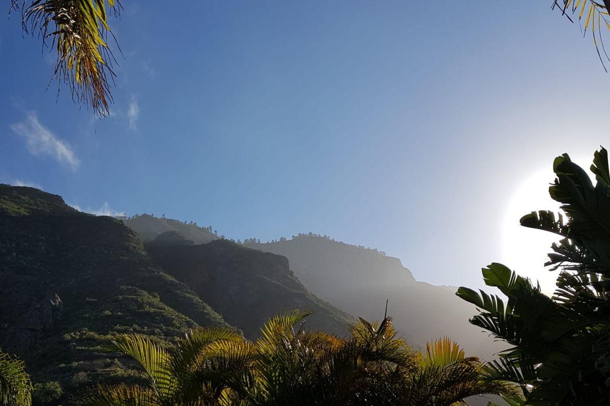 Montagne illuminate dal sole all'alba a Tenerife.
