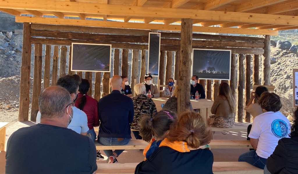Persone che partecipano a una conferenza in una location all'aperto a Tenerife.