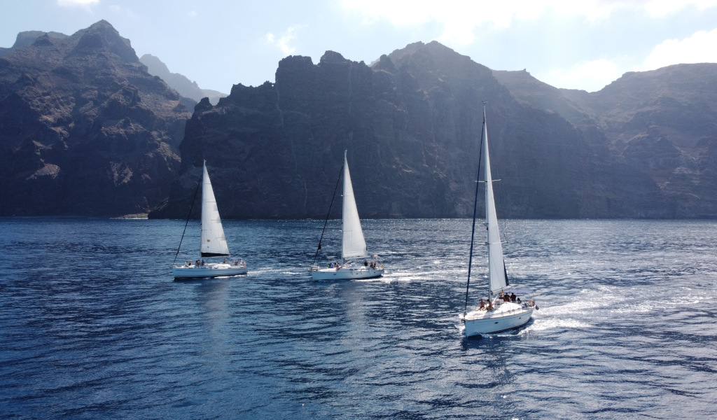Barche a vela che navigano vicino alle scogliere di Los Gigantes a Tenerife.