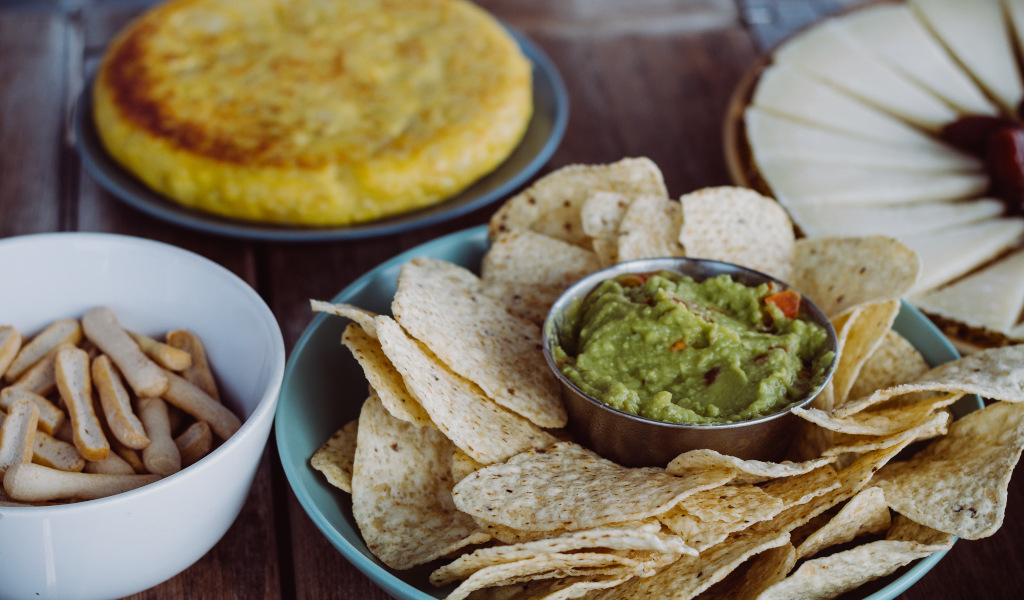 Nachos con guacamole, grissini, tortilla e formaggio su un tavolo a Tenerife.