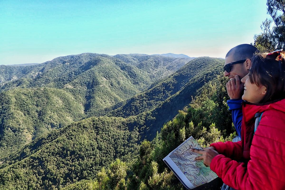 Due persone guardano una mappa sulla montagna di Anaga, a Tenerife.