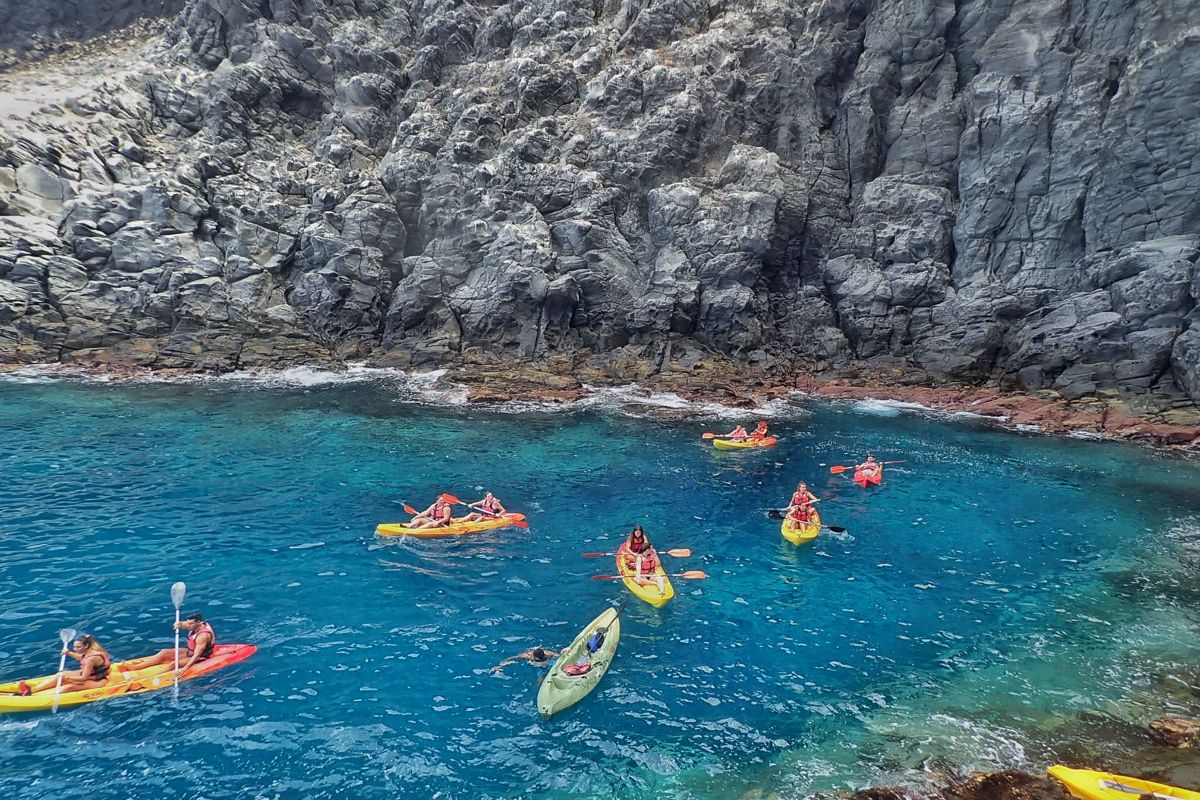 Kayak nelle acque cristalline accanto alle scogliere di Tenerife.