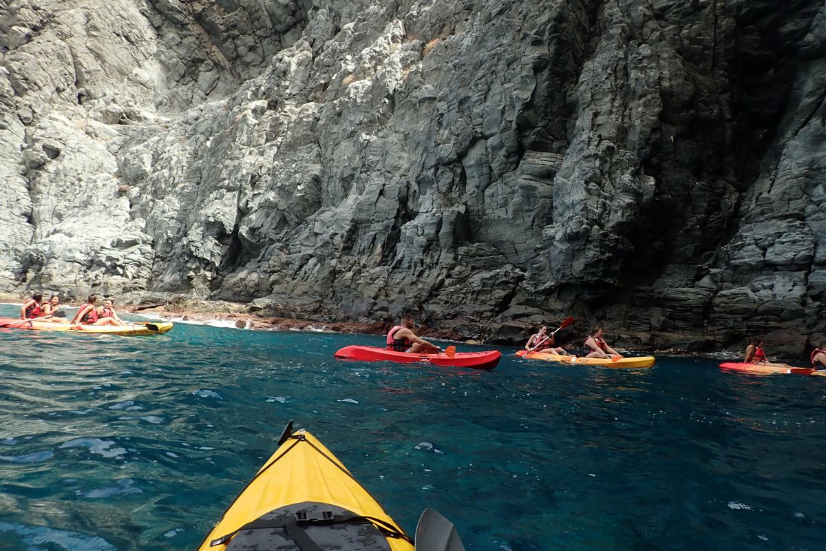 Le persone fanno kayak lungo le scogliere della costa di Tenerife.