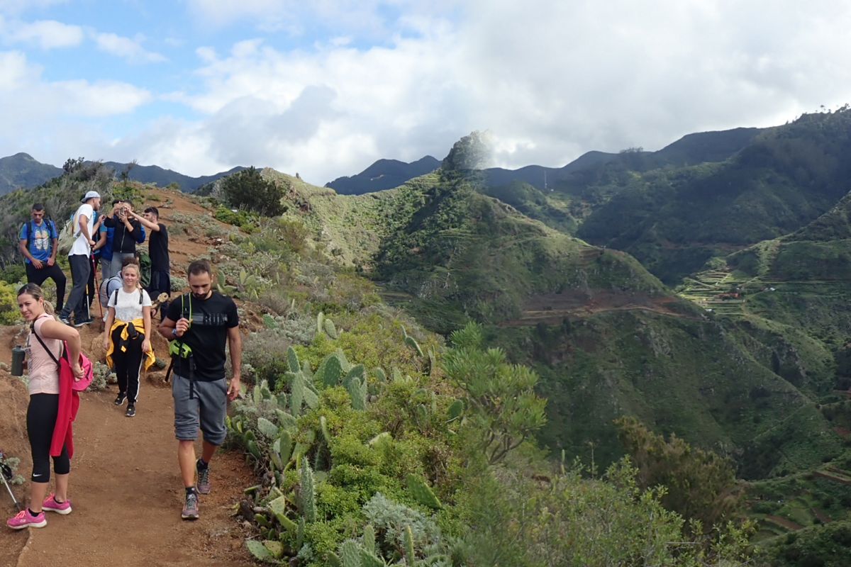 Sentiero con persone che camminano nel Parco Rurale di Anaga, Tenerife. Montagne sullo sfondo.