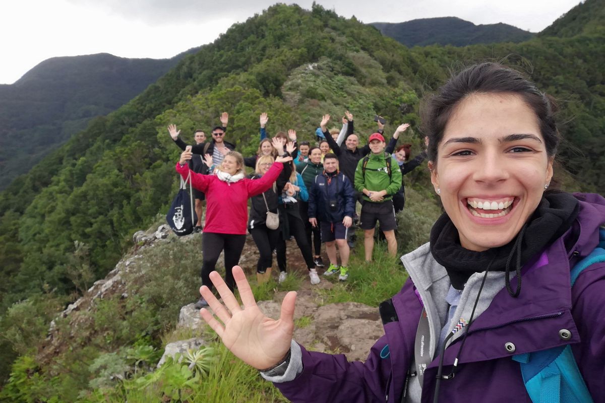 Gruppo di persone sorridenti su un sentiero di montagna a Tenerife.