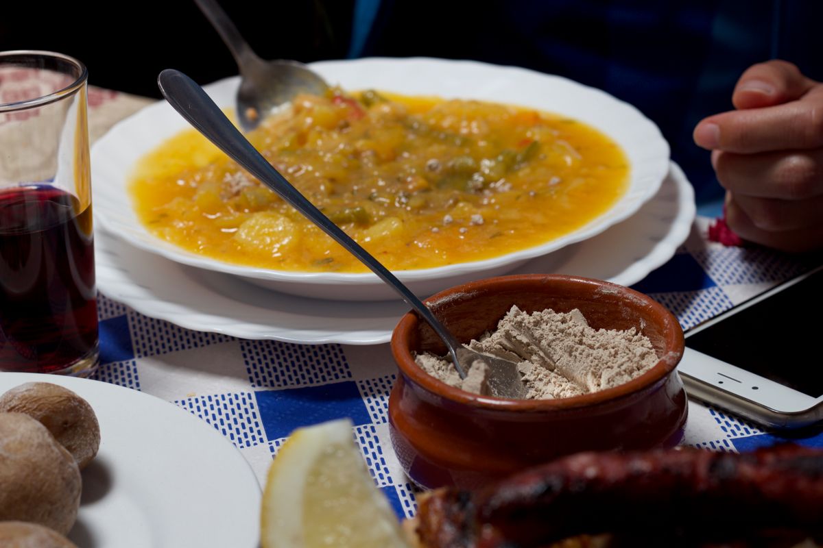 Piatto di stufato canariano con gofio in un ristorante a Tenerife.