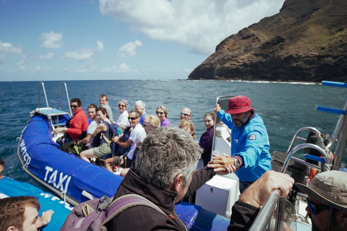 Persone su una barca turistica vicino alla costa di Tenerife.