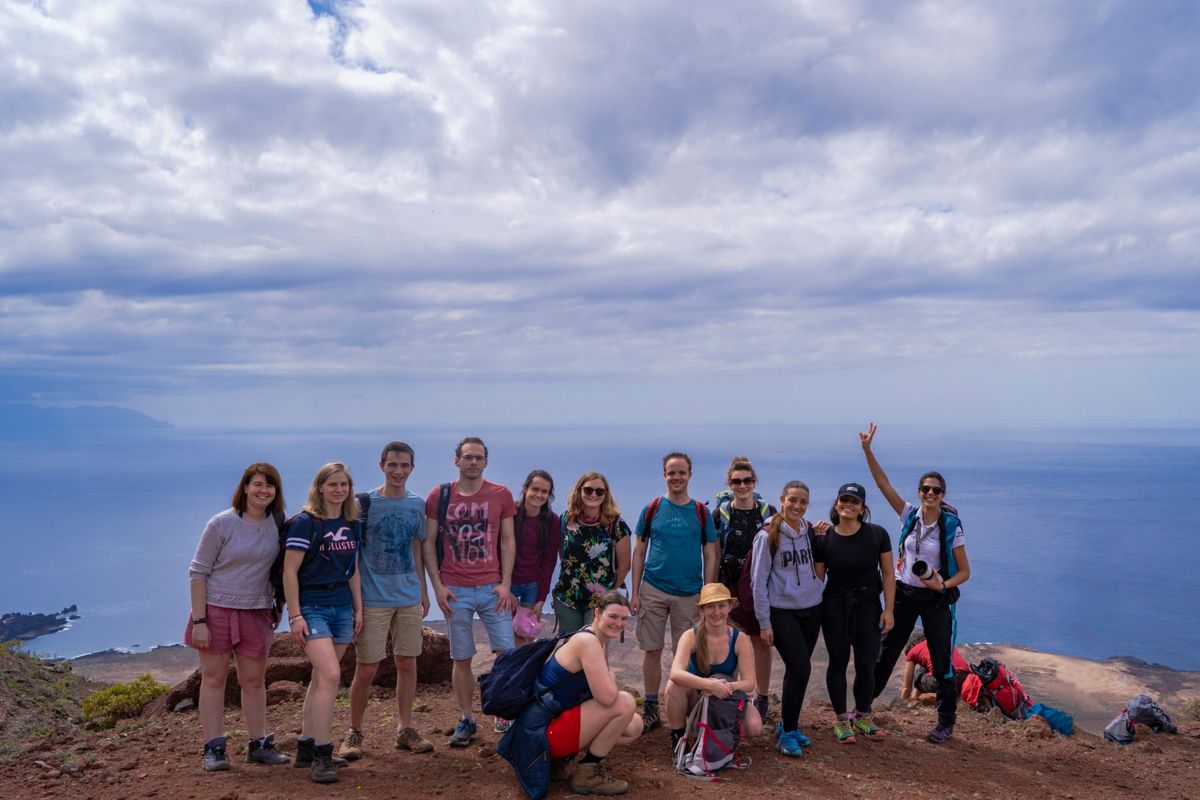 Gruppo di persone che posano da un punto panoramico che domina l'oceano a Tenerife.
