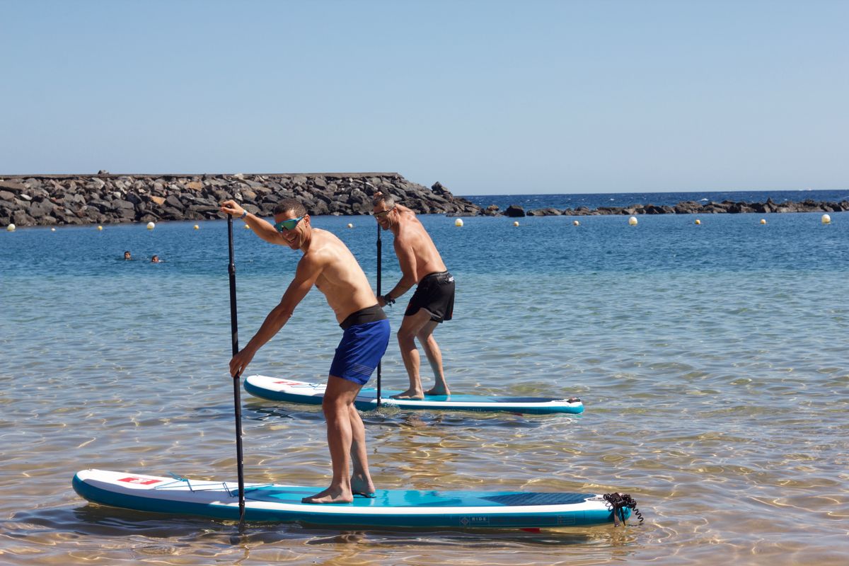 Persone che fanno paddle surf sulla spiaggia di Tenerife.