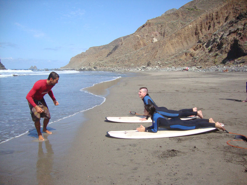 Istruzione di surf a Playa de Benijo, Tenerife.