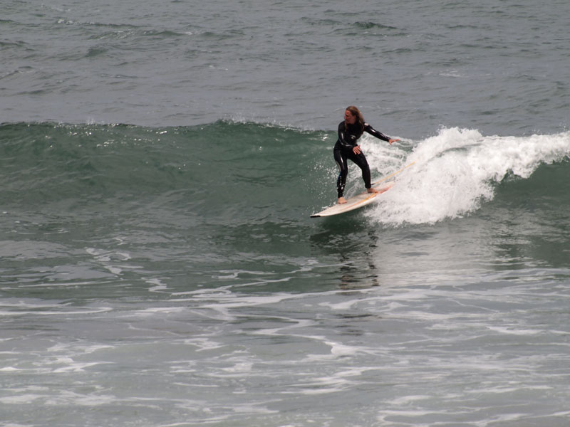 Surfista su un'onda a Tenerife.