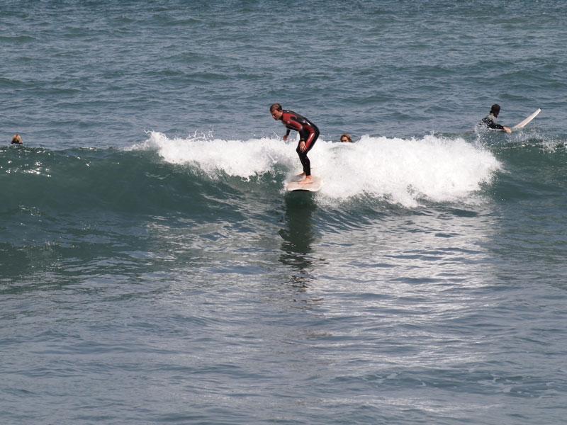Surfista che cavalca un'onda nel mare di Tenerife.