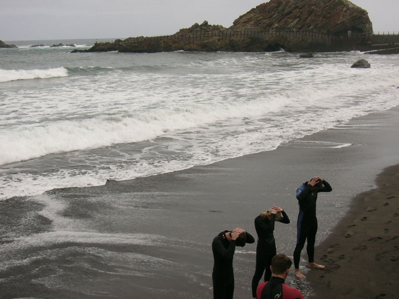 Persone in muta sulla spiaggia El Roque de las Bodegas, Tenerife.