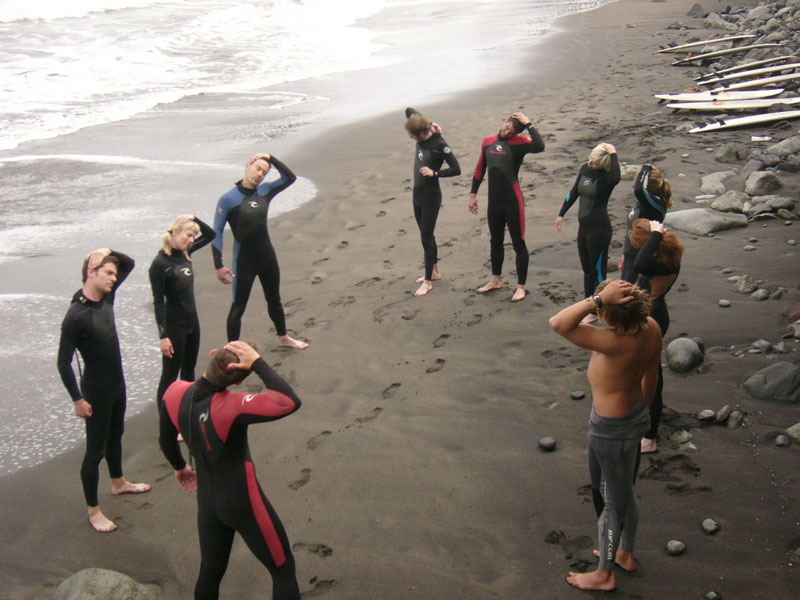 Gruppo di surfisti che si allunga sulla spiaggia di Tenerife.