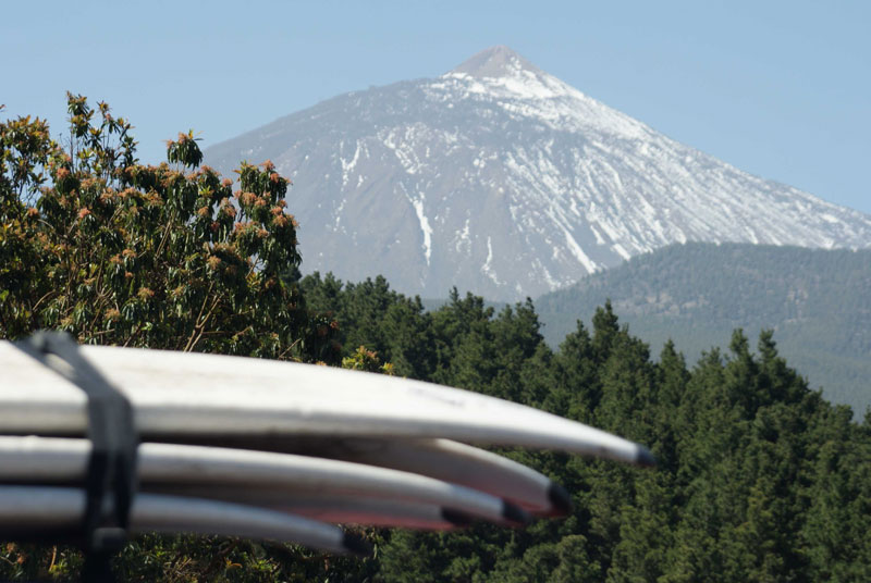 Tavole da surf impilate con il Monte Teide sullo sfondo a Tenerife.