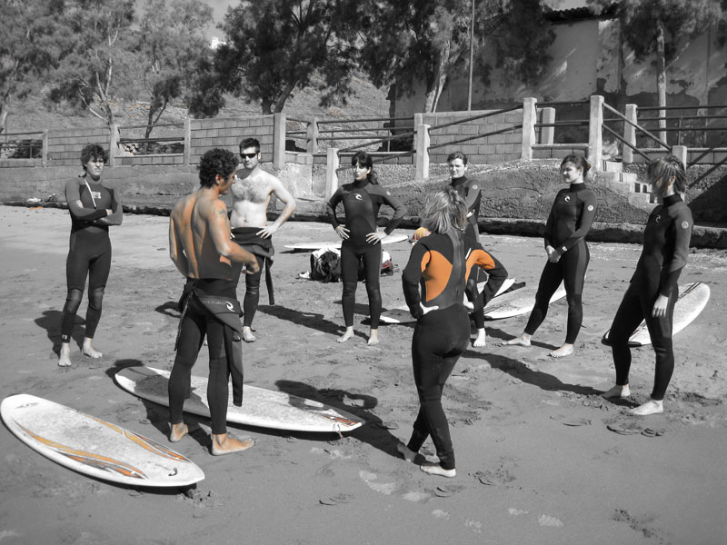 Gruppo di persone in muta che riceve istruzioni su una spiaggia a Tenerife.