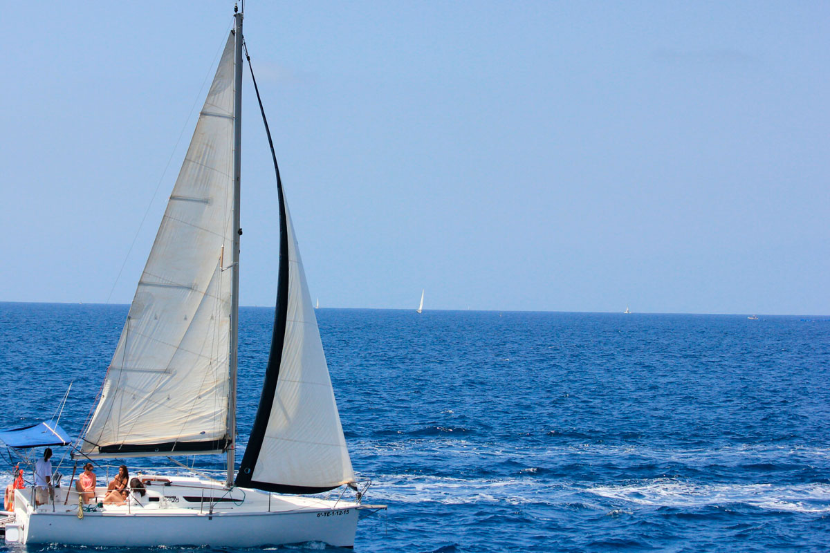 Barca a vela in mare vicino a Tenerife.