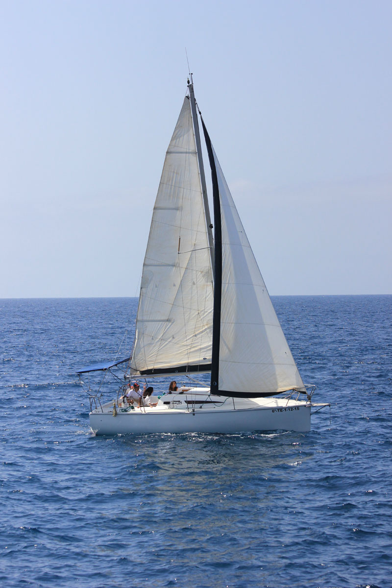 Barca a vela in mare vicino a Tenerife.
