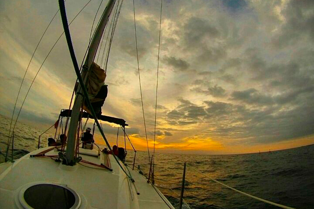 Navigare al tramonto sul mare vicino a Tenerife.