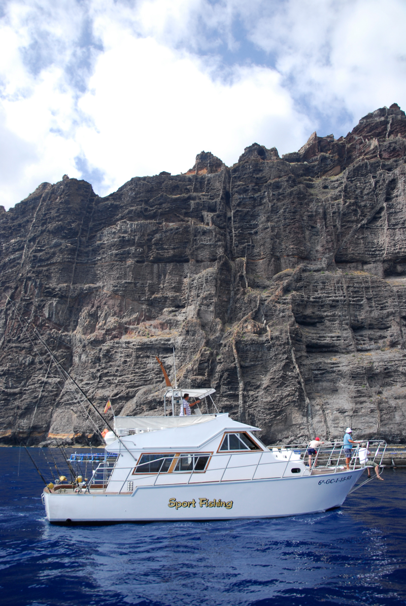 Barca da pesca sportiva davanti alle scogliere di Los Gigantes, Tenerife.