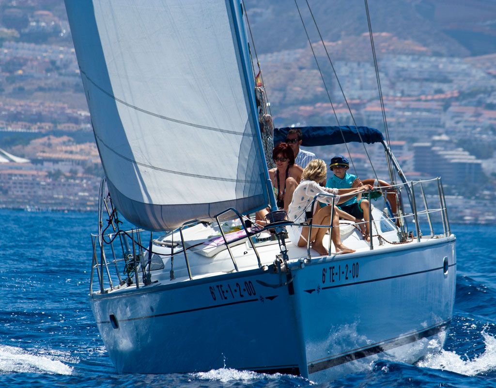 Persone che navigano su una barca a vela al largo della costa di Tenerife.
