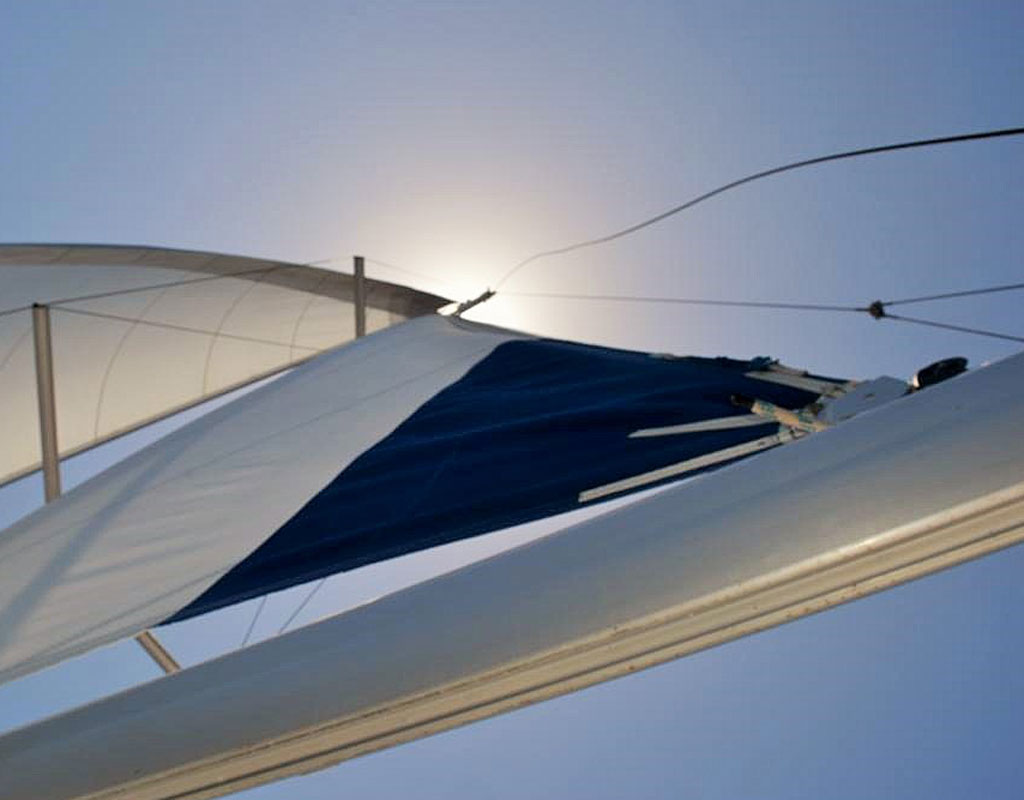 Vela in barca che naviga nel cielo limpido di Tenerife.